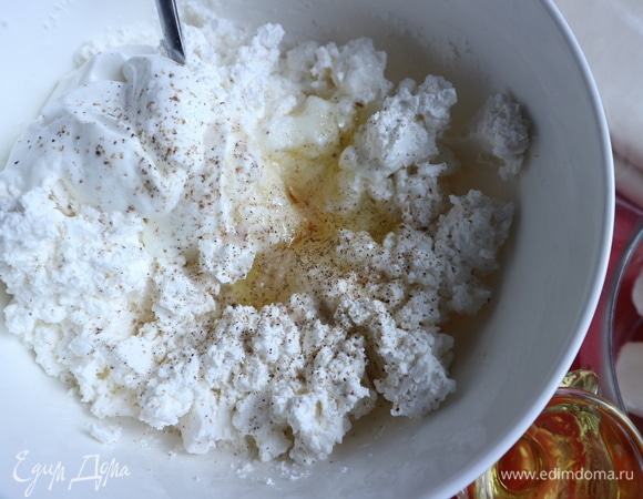 Духовку разогреть до 180°C. Вилкой размять фету, добавить йогурт, яйцо, соль, перец, перемешать.