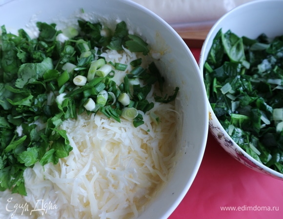 Твердый сыр натереть на крупной терке, добавить к фете и йогурту, добавить зеленый лук и петрушку.