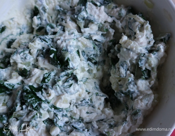 Добавить остывший шпинат с репчатым луком. Перемешать.