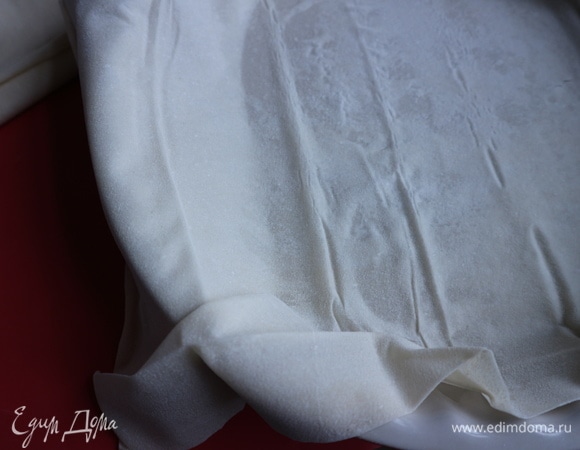 Смазать форму для запекания оливковым маслом. Смешать остывшее растопленное сливочное масло с оливковым (50 мл). Положить в форму лист фило, края должны свисать.