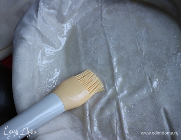 Смазать кисточкой маслом.