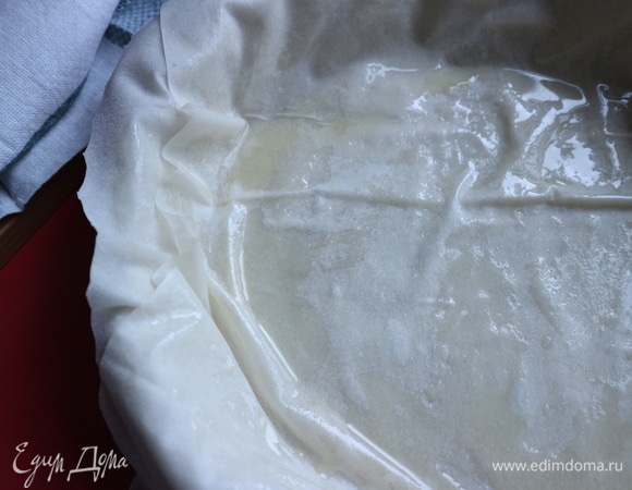 На него положить еще один лист фило, смазать маслом. Затем третий лист, смазать маслом.