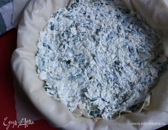 Положить одну треть начинки равномерно по всей поверхности формы.