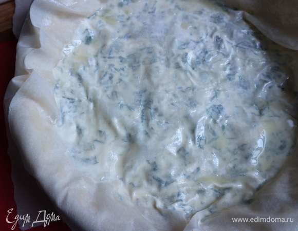 Накрыть листом фило, смазать его поверхность маслом.