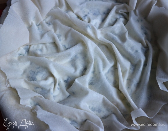 Накрыть листом фило, сделать на нем складочки.