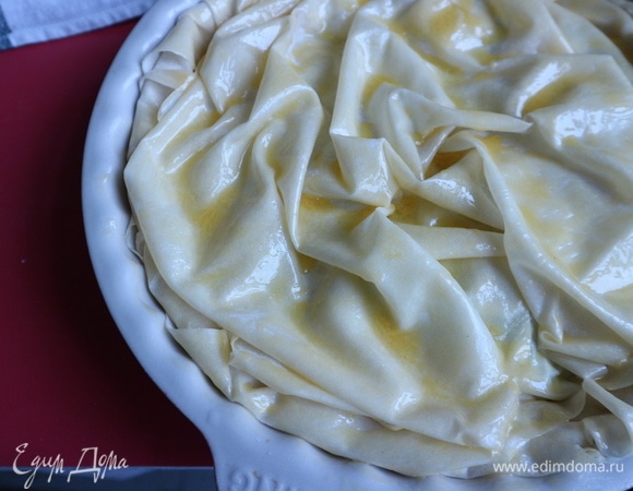 Еще лист фило со складочками. Смазать его смесью желтка и сливочного масла.