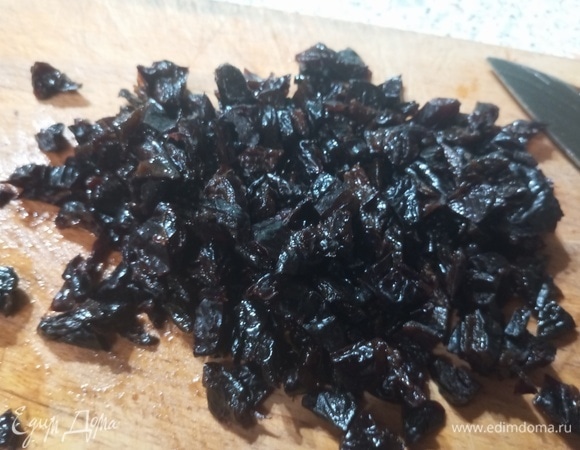 Чернослив промыть, если твердый, размочить. Нарезать.