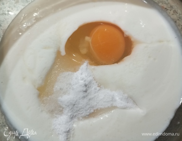 Теплый кефир соединить с яйцом, солью, сахаром, содой и ванилином.
