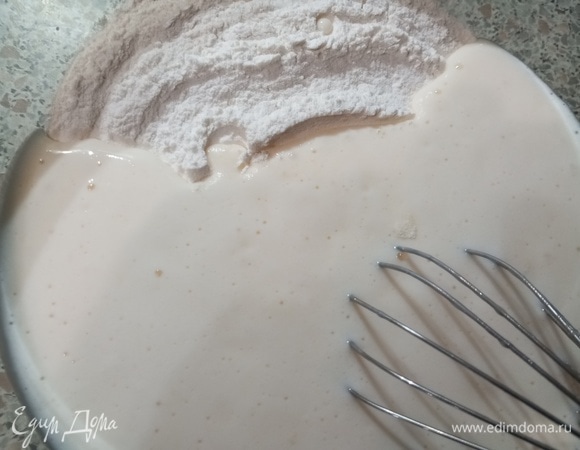 Всыпать муку.