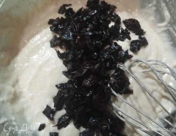 Добавить чернослив. Оставить тесто на 30 минут.