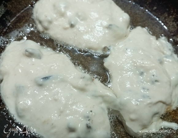 Выкладывать ложкой в сковороду с разогретым растительным маслом.