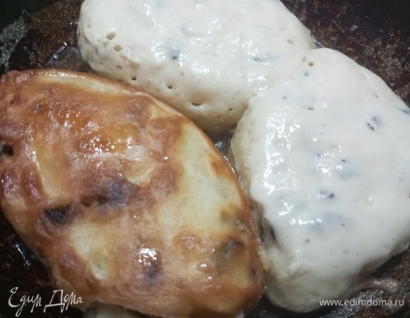 Жарить на умеренном огне под крышкой с двух сторон.