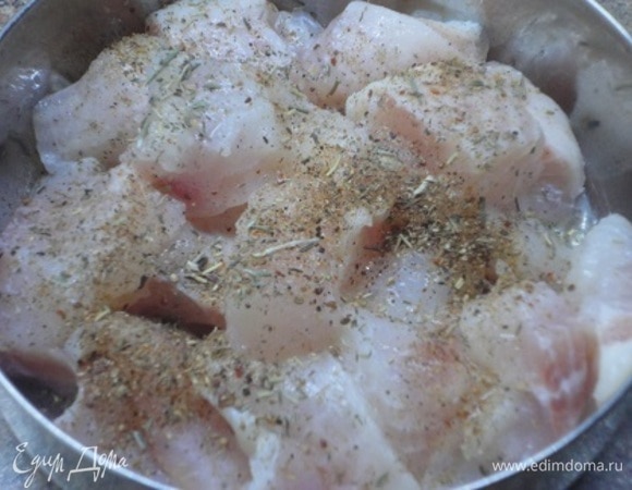 Любимую вами рыбу без костей и кожи нарезать на средние кусочки. Посолить и поперчить. Можно посыпать любимыми сухими травами.