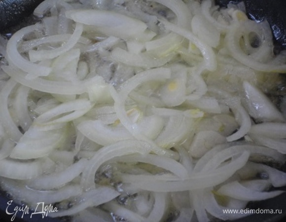 Лук нарезать тонкими полукольцами и обжарить на растительном масле до золотистого цвета.