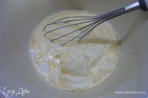 Для теста яйца взбить с солью. Добавить кефир. Добавить плавленый сыр и все хорошо перемешать. К жидкой смеси просеять муку с разрыхлителем. Приготовить тесто.