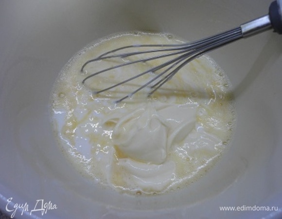 Для теста яйца взбить с солью. Добавить кефир. Добавить плавленый сыр и все хорошо перемешать. К жидкой смеси просеять муку с разрыхлителем. Приготовить тесто.