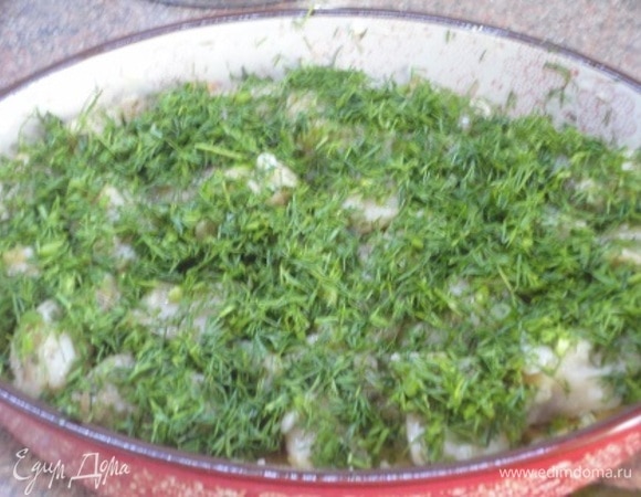 Затем лук, на него рыбу и все засыпать рубленым укропом. Сверху залить второй половиной теста.