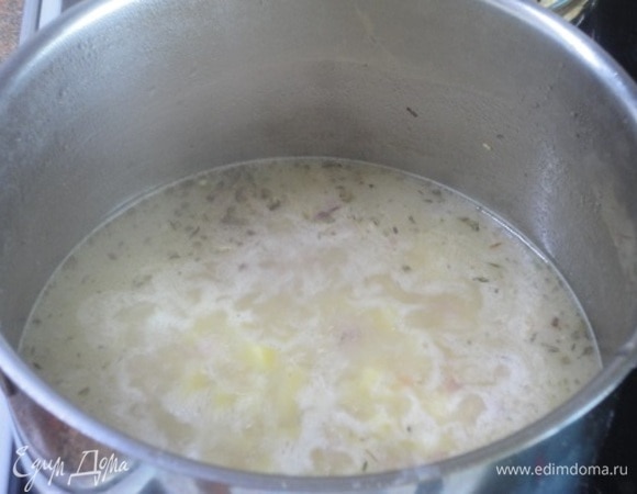Влейте овощной бульон, посолите и готовьте на среднем огне под крышкой 15 минут.