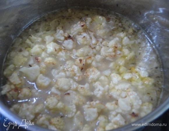 Добавьте кукурузу и варите суп еще 5 минут. Добавьте плавленый сливочный сыр и хорошо размешайте, чтобы не было комочков. Переложите подготовленную капусту в кастрюлю с супом, доведите до кипения и прогревайте 1 минуту.