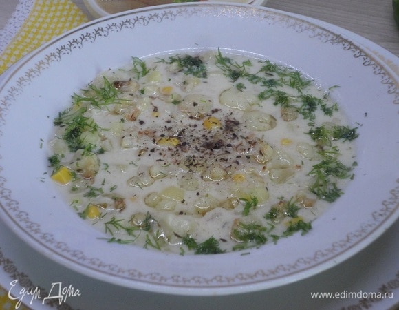 Разлейте суп в тарелки, добавьте зелень, приправьте перцем.