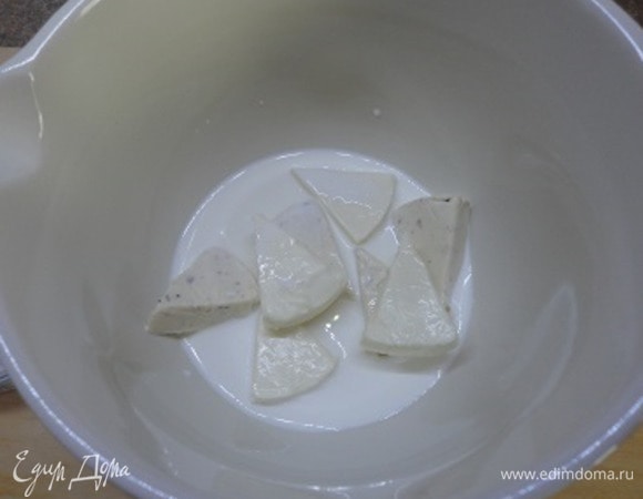 Грибы пожарить с луком в сливочном масле. Посолить, поперчить. Сыр размять вилкой, влить сливки.