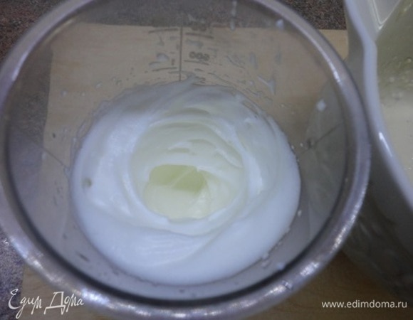 Белки отделить от желтков и взбить в крепкую пену.