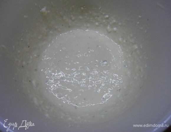 Желтки взбить вместе с сыром, приправить перцем и мускатным орехом.