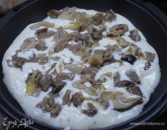 Из сырно-яичной массы испечь по очереди на сливочном масле два омлета. Когда они немного схватятся внизу, выложить грибы и накрыть крышкой или допечь в духовке.