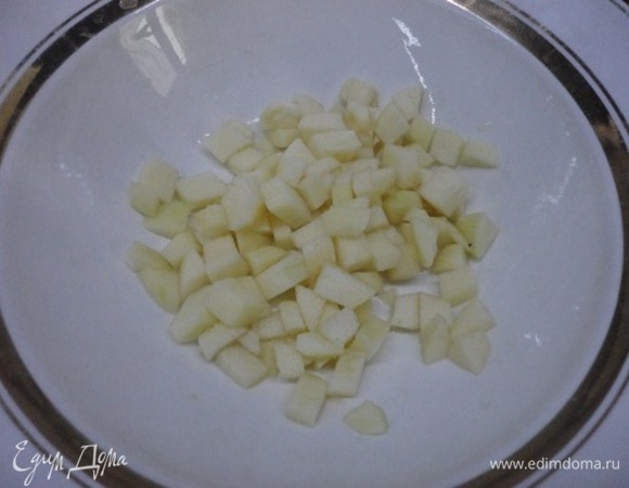 Яблоки очистить от кожицы и семян и нарезать кубиками. Полить лимонным соком, чтобы они не потемнели.