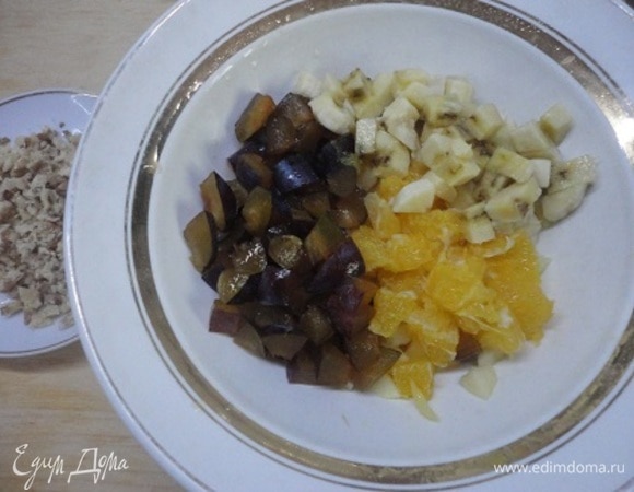 Остальные фрукты нарезать примерно такими же кубиками, орехи порубить ножом и все добавить к яблокам. Перемешать.