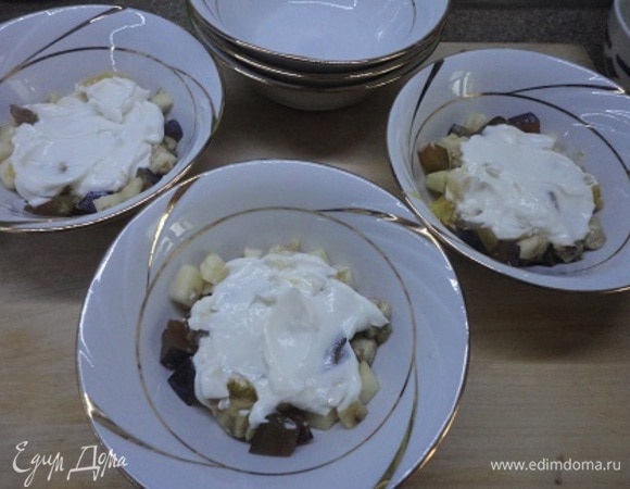 В порционные тарелочки выложить по половине смеси фруктов и сверху — половину крема.