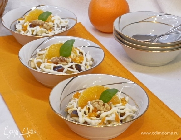 Затем выложить остальные фрукты и покрыть их кремом. Украсить по желанию.