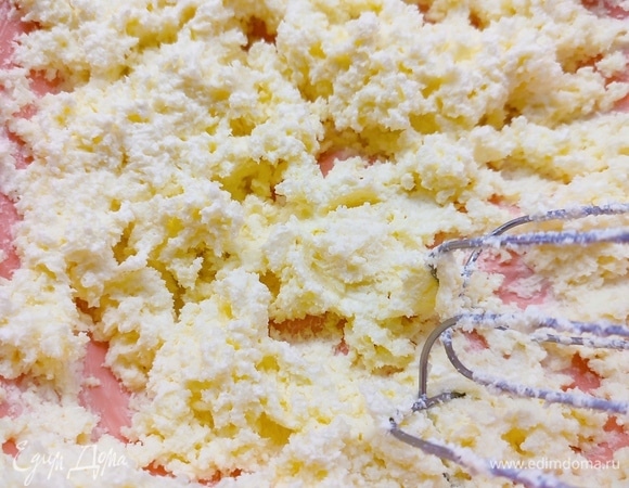 Пробить блендером творог, чтобы он стал пастообразным. Взять 100 грамм сливочного масла комнатной температуры и взбить с сахаром до пышности. Добавить к масляной смеси творог и еще раз все хорошо перемешать.