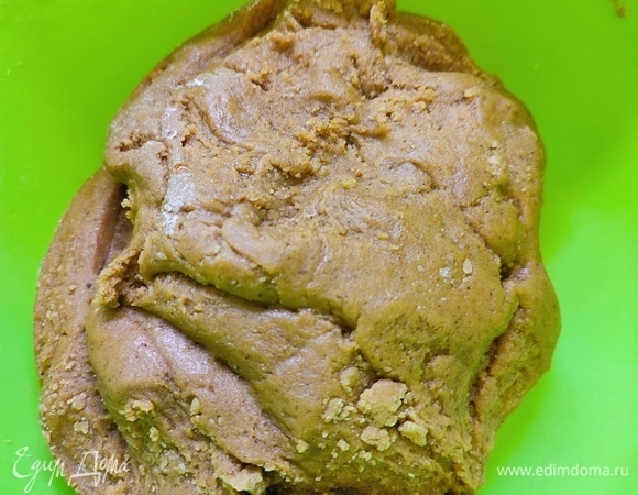 Смешать муку с разрыхлителем и специями. Всыпать муку к творожной массе и замесить тесто. В конце добавить цедру и сухофрукты, вымесить до однородности.