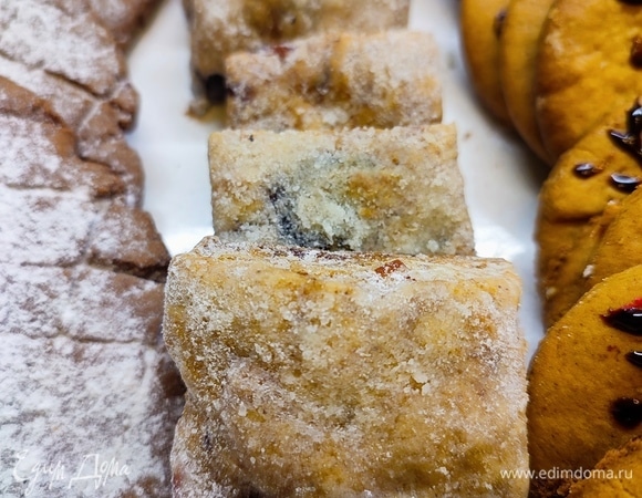 Раскатать тесто до толщины 1,5 см и нарезать его на квадратики. Выпекать 12 минут при температуре 200°C. Оставшиеся 50 грамм масла растопить. Еще горячее печенье смазать маслом и дать ему немного остыть. Каждое печенье хорошо обсыпать сахарной пудрой.