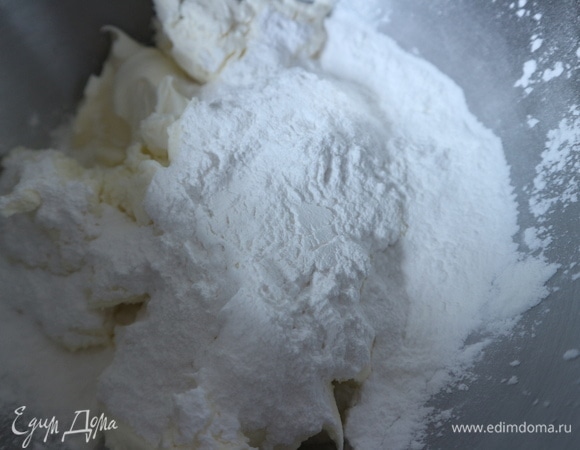 В чашу комбайна поместить сыр, сахарную пудру, крахмал, ванильный сахар, перемешать на низкой скорости (недолго) насадкой «лопатка».