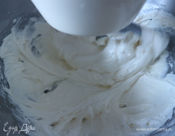 В эту массу не должен поступать излишне воздух, иначе в процессе выпекания чизкейк может потрескаться. Никаких разрыхлителей в этот десерт не добавляем.