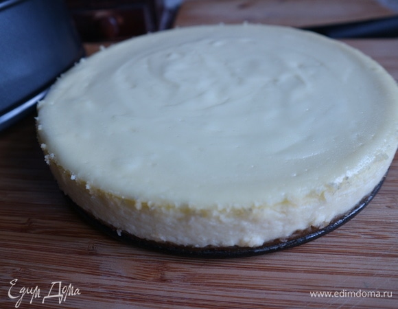 Пройтись теплым сухим ножом вдоль бортика, снять бортик. Отправить чизкейк в холодильник на 6 часов или на ночь, структура и вкусы должны стабилизоваться. Аккуратно снять дно формы и бумагу для выпечки с помощью длинного ножа.