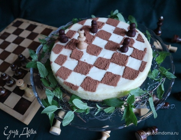 Декор. Украсить порошком какао через сито с помощью трафарета. Сделать шахматные фигурки из марципана с добавлением для цвета порошка какао и 2 капель оливкового масла.