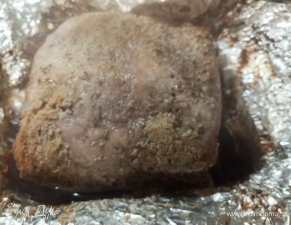 Затем, не разворачивая, поставить мясо запекаться в разогретую духовку при 190°C на 1,5 часа.