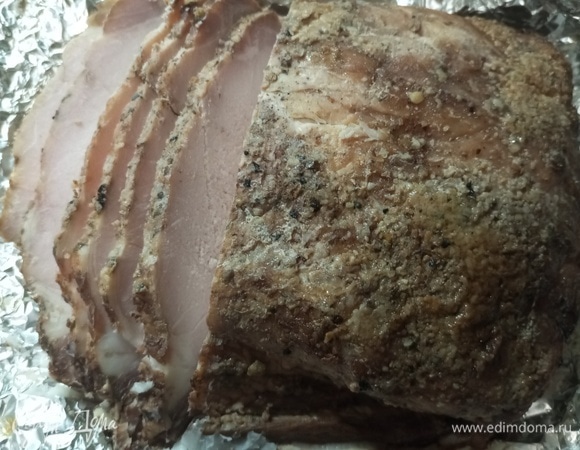 Мясо снова завернуть, остудить и убрать в холодильник минимум на 12 часов. Готовый карбонат нарезать, подать к столу.