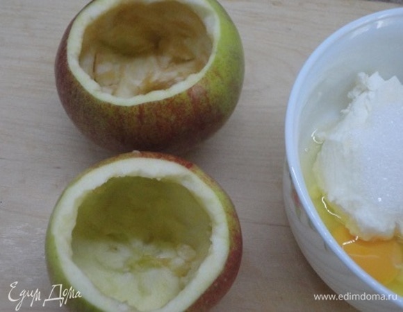 У яблок отрежьте верхушки, аккуратно вырежьте и вытащите сердцевину и мякоть.