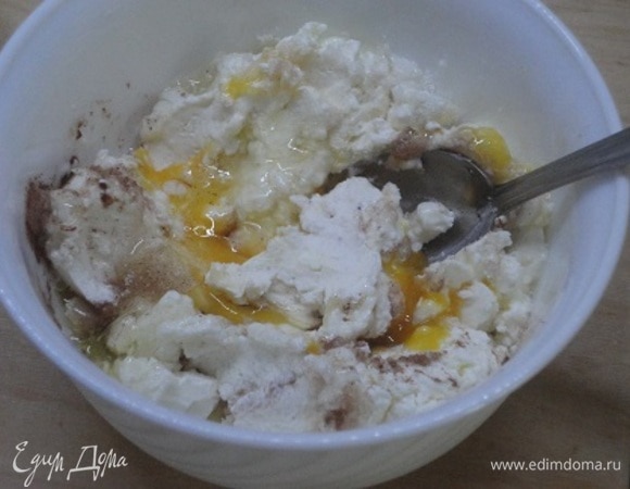 Взбейте сливочный сыр с сахаром. Добавьте ваниль, яйцо и корицу, перемешайте до однородности.