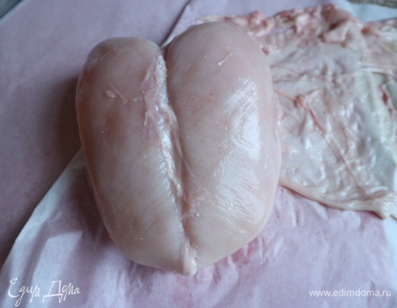 Духовку разогреть до 180°C. В ингредиентах привожу вес куриной грудки с костями, кожей. С куриной грудки аккуратно снять кожу, освободить от костей филе. У меня была еще куриная кожа от предыдущих разделок, которую я храню в морозильной камере (всего нужна кожа от 3 грудок). Предварительно ее нужно разморозить.