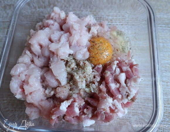 Оставшуюся часть сала нарезать на мелкие кубики, нарезать на кубики оставшуюся часть филе куриной грудки. Добавить к фаршу.