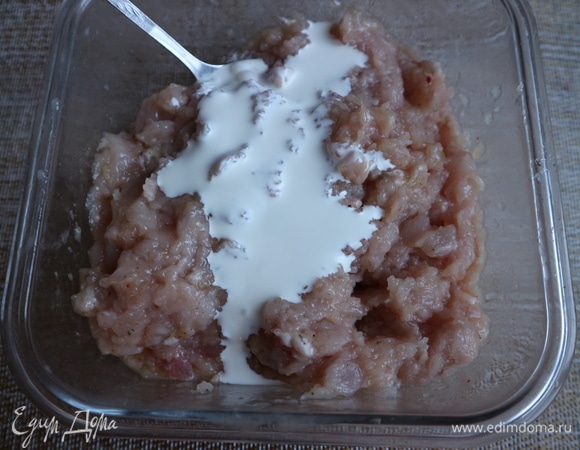 Перемешать. Добавить сливки, перемешать.