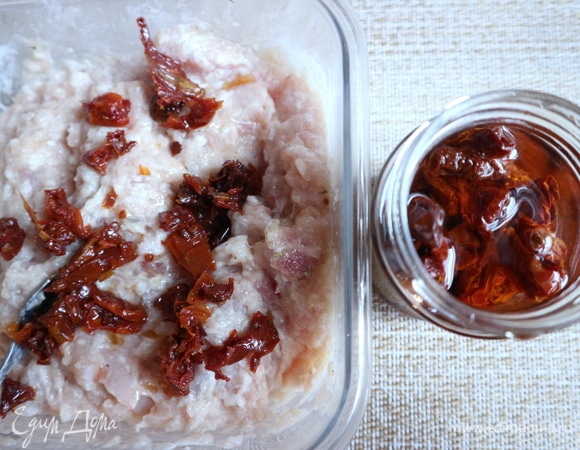 Добавить вяленые в масле томаты, нарезанные на кусочки.