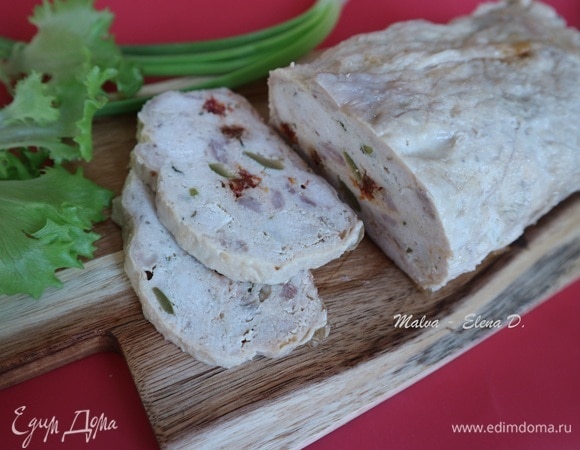 Достать из холодильника. Нарезать. Получается очень нежное, пикантное блюдо.