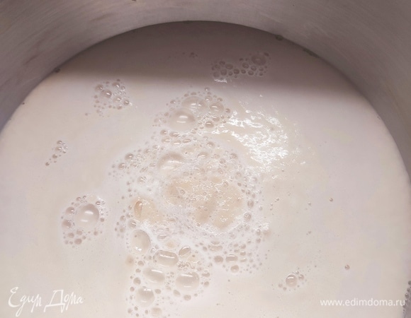 В теплой воде растворить дрожжи и сахар. Оставить до появления шапочки.