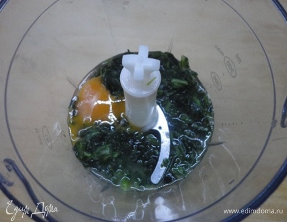 Замороженный шпинат разморозить и хорошо отжать. В чаше кухонного комбайна взбить шпинат, затем добавить яйцо и желток и еще раз взбить.